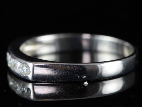 BREATHTAKING ROUND BRILLIANT CUT DIAMOND ETERNITY RING IN 18 CARAT WHITE GOLD