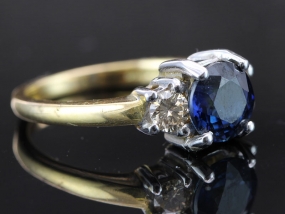 BEAUTIFUL DEEP BLUE SAPPHIRE AND DIAMOND TRILOGY 18 CARAT GOLD RING