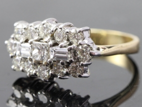 STUNNING CLUSTER DIAMOND 18 CARAT GOLD RING