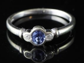 WONDERFUL CONTEMPORARY SAPPHIRE AND DIAMOND 9 CARAT GOLD RING