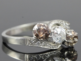 FABULOUS 1920s PLATINUM THREE STONE DIAMOND RING