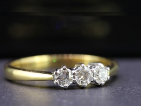  PRETTY THREE STONE DIAMOND 18 CARAT GOLD RING