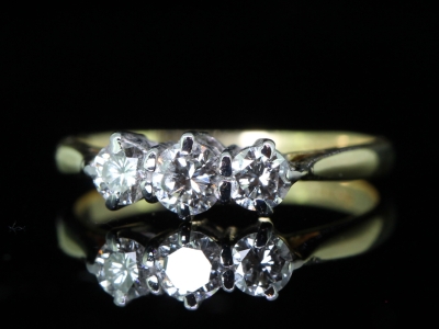 Pretty Diamond 18 Carat Gold Trilogy Ring