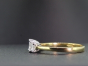BEAUTIFUL PRINCESS CUT DIAMOND TRILOGY 18 CARAT GOLD RING     