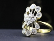  OPULENT VERY UNIQUE DIAMOND 18 CARAT GOLD RING 