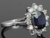 STUNNING SAPPHIRE AND DIAMOND 18 CARAT GOLD CLUSTER RING