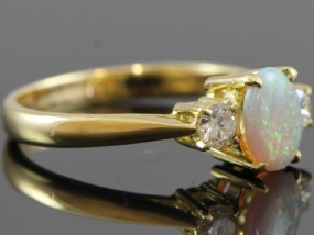 BEAUTIFUL OPAL AND DIAMOND TRILOGY 18 CARAT GOLD RING