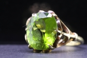 GLORIOUS PERIDOT SOLITAIRE 9 CARAT GOLD DRESS RING