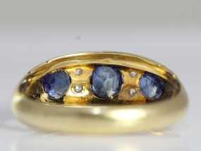 WONDERFUL EDWARDIAN SAPPHIRE AND DIAMOND 18 CARAT GOLD GYPSY RING