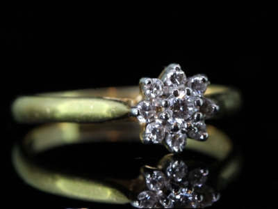 Elegant Diamond Cluster 18 carat Gold Ring