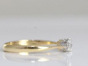 LOVELY DIAMOND TRILOGY 18 CARAT GOLD AND PLATINUM RING