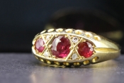 BEAUTIFUL RUBY AND DIAMOND 18 CARAT GOLD RING