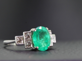 Beautiful Colombian Emerald and Diamond 18 carat Gold Ring