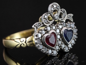 GORGEOUS VICTORIAN INSPIRED RUBY, SAPPHIRE AND DIAMOND 18 CARAT GOLD RING 