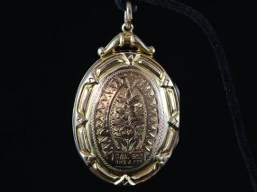 WONDERFUL EDWARDIAN OVAL ENGRAVED 9 CARAT GOLD LOCKET