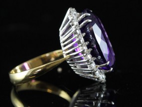 MAGNIFICIENT AMETHYST AND DIAMOND 18 CARAT GOLD CLUSTER RING