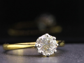 STUNNING 18 CARAT GOLD AND PLATINUM DIAMOND SOLITAIRE 