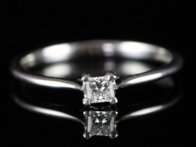 A CLASSIC PRINCESS CUT SOLITAIRE DIAMOND RING IN 18 CARAT WHITE GOLD