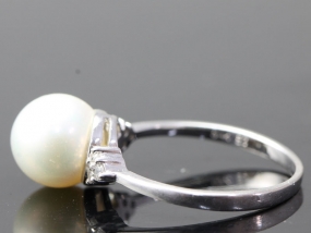 ELEGANT PEARL AND DIAMOND 14 CARAT GOLD RING