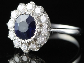 FABULOUS SAPPHIRE AND DIAMOND CLUSTER 18 CARAT GOLD RING