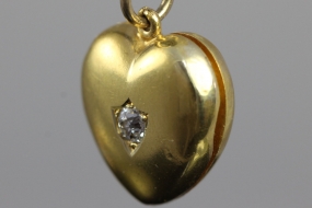  BEAUTIFUL EDWARDIAN ANTIQUE HEART WITH A DIAMOND 18 CARAT GOLD LOCKET