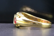 BEAUTIFUL RUBY AND DIAMOND 18 CARAT GOLD RING