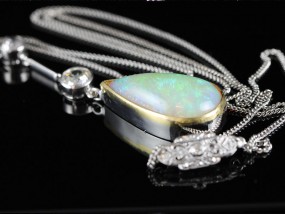 GORGEOUS OPAL AND DIAMOND PLATINUM AND 18 CARAT GOLD NECKLACE