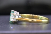 A MESMERISING EMERALD AND DIAMOND TRILOGY 18 CARAT GOLD RING