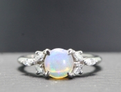 BEAUTIFUL OPAL AND DIAMOND PLATINUM RING