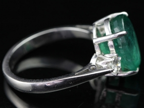 STUNNING EMERALD AND DIAMOND TRILOGY 18 CARAT GOLD RING