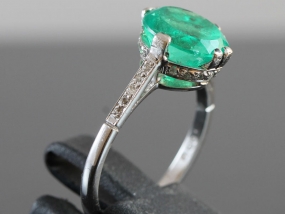  MAGNIFICENT COLUMBIAN EMERALD AND DIAMOND ART DECO PLATINUM RING