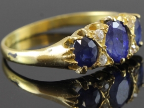 ATTRACTIVE EDWARDIAN SAPPHIRE AND DIAMOND 18 CARAT GOLD RING