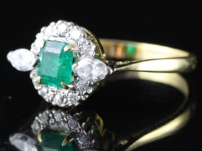 WONDERFUL COLUMBIAN EMERALD AND DIAMOND 18 CARAT GOLD RING