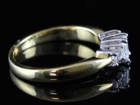 FABULOUS EMERALD CUT DIAMOND 18 CARAT GOLD TRILOGY RING