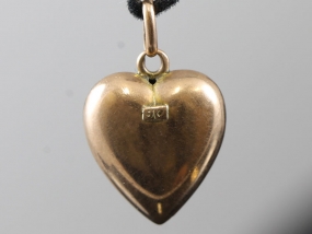 SWEET VICTORIAN ENAMEL PIG ROSE GOLD HEART CHARM