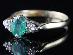 PRETTY EMERALD AND DIAMOND CLUSTER 9 CARAT GOLD RING