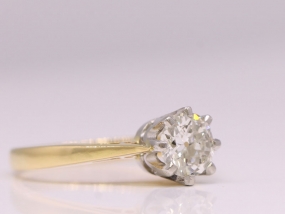 ELEGANT DIAMOND 18 CARAT GOLD SOLITAIRE RING