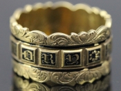 STUNNING 18 CARAT GOLD AND BLACK ENAMEL MOURNING BAND RING