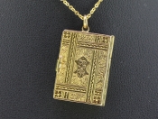 A CHARMING 15 CARAT GOLD BOOK LOCKET 