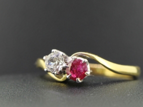BEAUTIFUL RUBY AND DIAMOND TWO ON A TWIST 18 CARAT GOLD RING