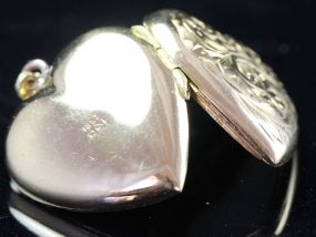 BEAUTIFUL VINTAGE HEART AND DIAMOND 18 CARAT GOLD LOCKET