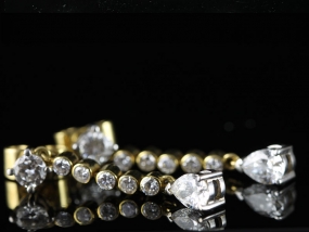 STUNNING UNIQUE DIAMOND DROP EARRINGS WITH DIAMOND PEAR SHAPE DIAMONDS IN 18 CARAT GOLD