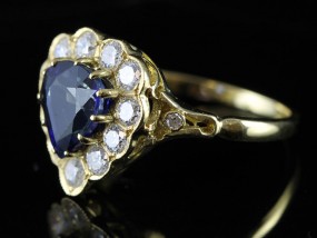 STUNNING 2 CARAT HEART SHAPED ROYAL BLUE SAPPHIRE AND DIAMOND 18 CARAT GOLD RING