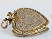 BEAUTIFUL ENGRAVED HEART SHAPED 9 CARAT GOLD LOCKET