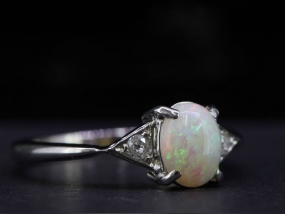 STUNNING OPAL AND DIAMOND 18 CARAT GOLD RING