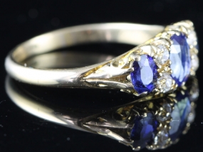 LOVELY EDWARDIAN SAPPHIRE AND DIAMOND 18 CARAT GOLD RING