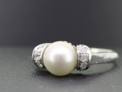  ADORABLE PEARL AND DIAMOND VINTAGE PLATINUM RING
