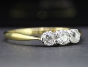 ELEGANT OLD MINE CUT THREE STONE DIAMOND 18 CARAT GOLD RING