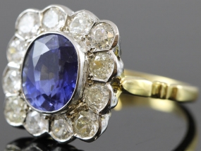 MAJESTIC SAPPHIRE AND DIAMOND 18 CARAT GOLD CLUSTER RING