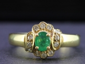 BEAUTIFUL EMERALD AND DIAMOND 18 CARAT GOLD RING